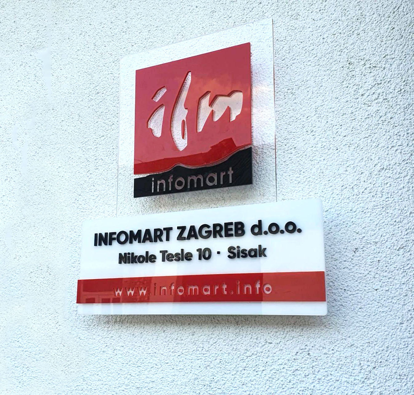 Moć dobre branding strategije: Stvaranje snažnog dojma uz natpis na ulazu tvrtke